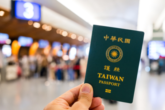 護照剛換新 他1原因遭海關攔截 上不了飛機慘賠萬元