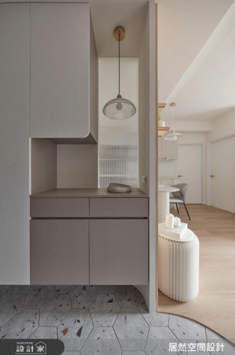 〔開箱影片〕27 坪鄉居色美宅，花磚玄關 X 超量收納，小夫妻的木質感溫馨小家 