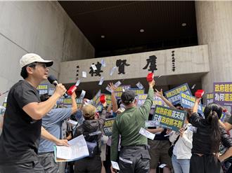 不滿政府超徵稅又擬漲菸捐  吸菸族百人赴立院抗議