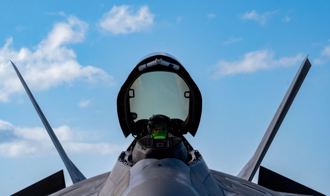 四星上将亲驾F-22战机 美太平洋空军司令秀拳头