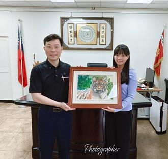 女学生花1个多月画虎致赠彰化员林分局 表达破案感谢