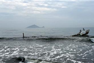 宜蘭漁船擱淺壯圍3個月 民眾聞柴油味憂汙染生態