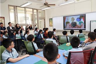 企業助數位應用教育升級 南投中小學獲贈實物投影機