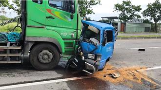 台東小貨車「鬼切」慘撞！ 駕駛彈飛車外50M昏迷送醫