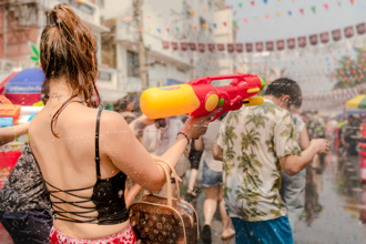 潑水節狂歡！喝茫泰女「路邊生孩」 徒手扯斷臍帶繼續嗨  