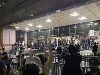 国民党号召群眾反独裁  中正一警分局18点46分第一次「举牌劝导」