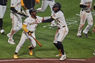 MLB》板凳清空！海盜老將驚險閃砸頭 下一棒怒轟滿貫砲復仇