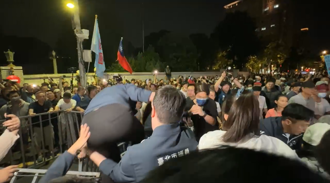 藍軍群眾推倒拒馬「衝北檢」！ 高喊：戰獨裁站出來