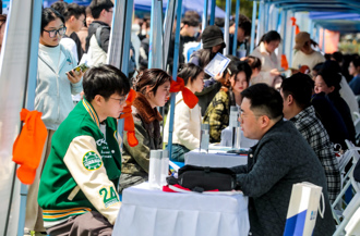 失業潮中的暖流：陸科技大廠掀AI人才爭奪戰 6成為技術職缺