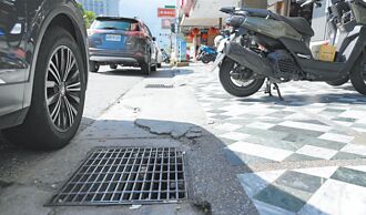 花莲防汛清淤 捞出大量菸蒂