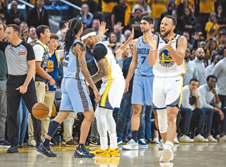 NBA》柯瑞三分球獵熊 勇士闖季後賽