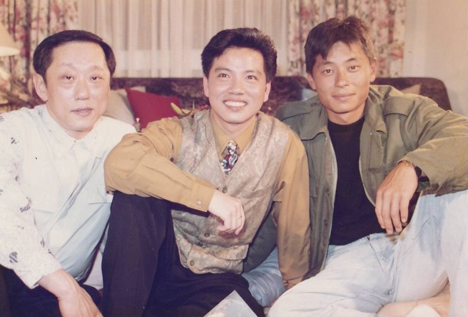 陈凯伦(中)公开当年和叶天健(左)和王杰(右)的同框合照。（图／陈凯伦提供）