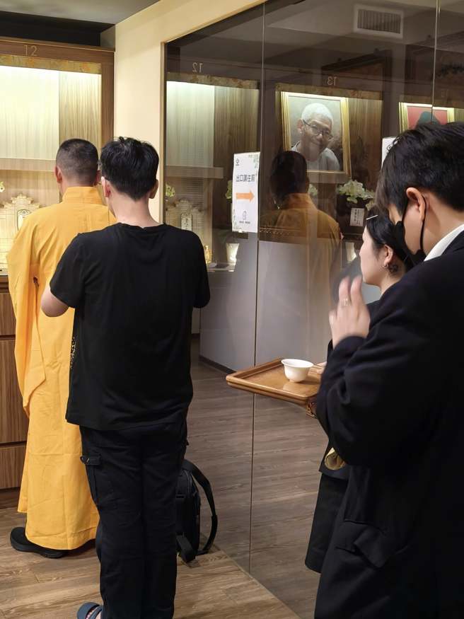 陈凯伦陪同叶天健的家属安置灵位。（陈凯伦脸书）