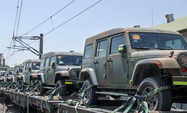 43炮指部炮1营顺利完成铁运装载作业，以繫固器实施各型车辆整齐綑绑，确保铁运任务安全。（记者王子昌摄）