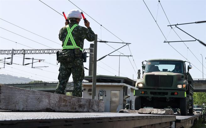 在交管人员引导下，顺利完成登车。（记者王子昌摄）