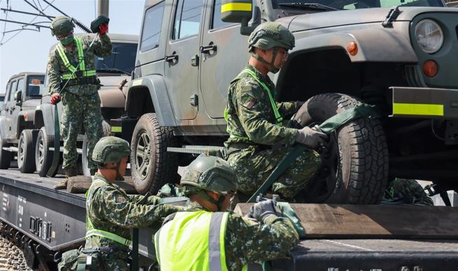 官兵採4人1胎编组，以繫固器实施綑绑作业，确保铁运作业安全。（记者王子昌摄）