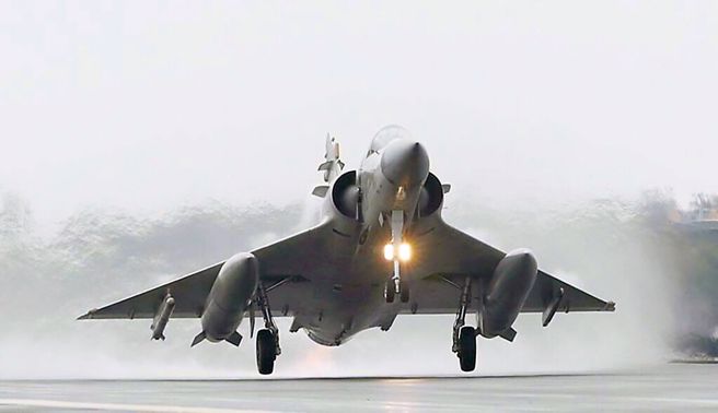 清泉岗基地幻象战机起飞中故障，滚行紧急停煞人机均安。(中时资料库)