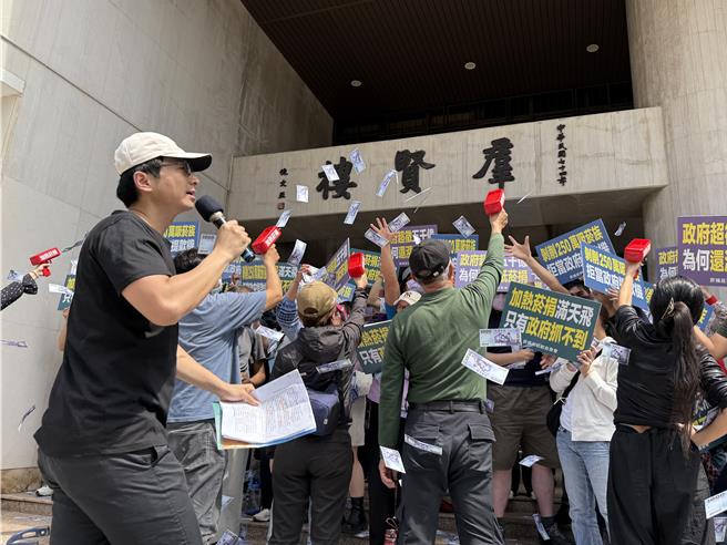 政府超徵税还要涨菸捐，抗议民眾不满当政府提款机。（菸捐反剥削自救会提供）