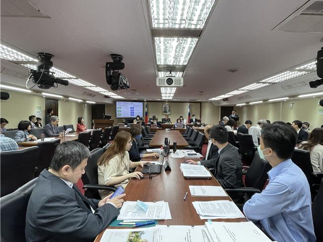立法院社会福利及卫生环境委员会17日邀请环境部长彭启明针对「因应美国退出巴黎气候协定并提出对等关税，对国内产业净零转型造成衝击」进行专题报告。（蔡佩珈摄）