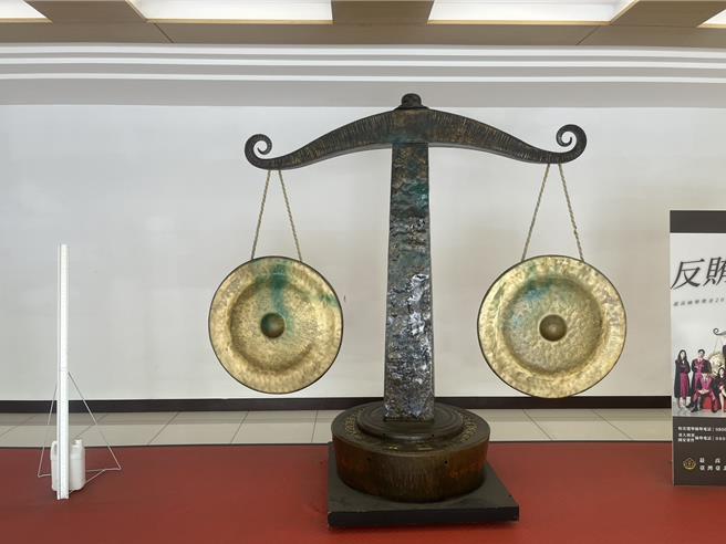 法务部第二办公室内遭抗议人士喷漆。（民眾提供）