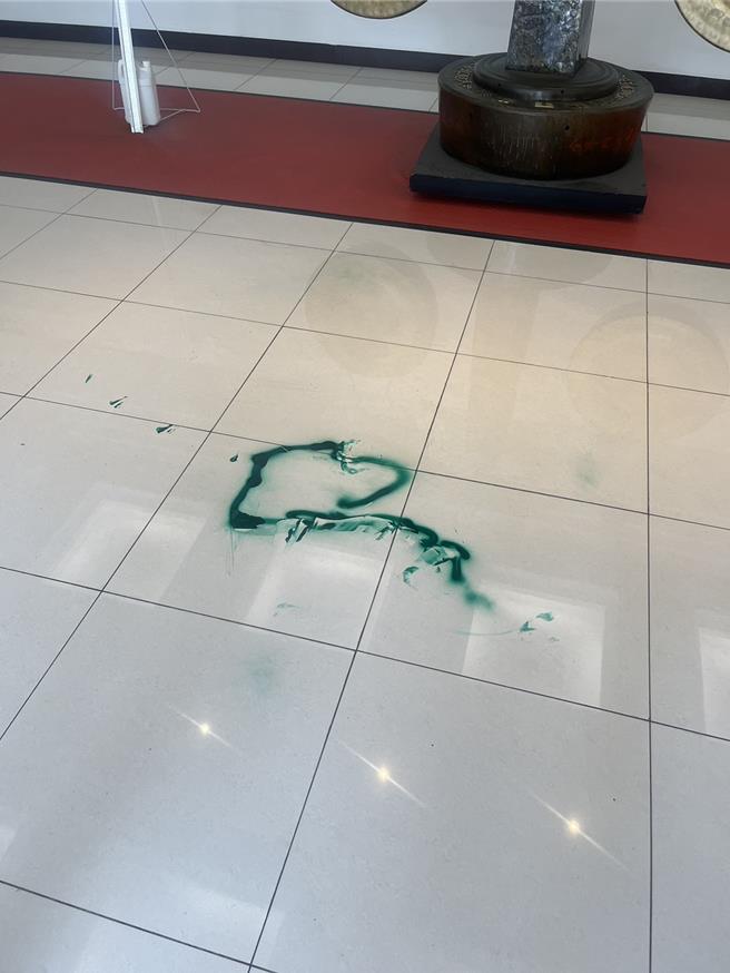 法务部第二办公室内遭抗议人士喷漆。（民眾提供）