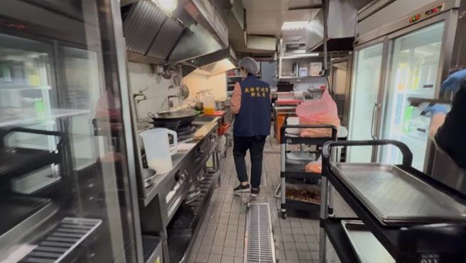 烧肉店碳佐麻里卷入食安风波，经卫生局疫调，截至17日上午9时，在4月12日至14日期间前往用餐的顾客，就医人数已经上修至22人，就医后均返家休息，没有住院治疗患者。（卫生局提供／纪爰高雄传真）