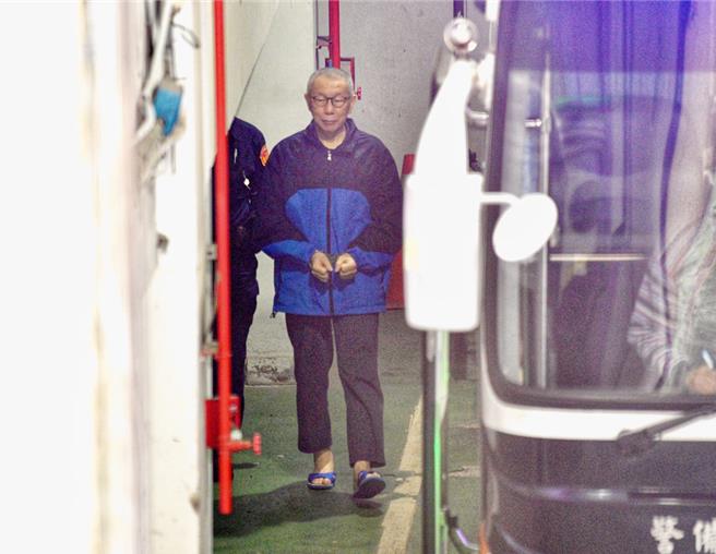 台北地方法院审理京华城及政治献金案，17日上午9时30分提讯民眾党前主席柯文哲进行准备程序，柯文哲在法警戒护下抵达北院应讯。（邓博仁摄）