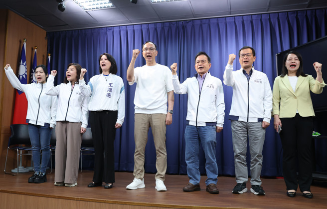 检调侦办罢免死亡连署案，调查局17日上午指挥调查局前往国民党台北市党部扩大搜索，国民党主席朱立伦（中）召开紧急记者会，激动高喊「为台湾 战独裁」「为正义 站出来」、呼吁晚上北检见。（陈俊吉摄）