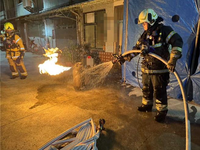 瓦斯钢瓶起火消防员到场扑灭。（翻摄照片／洪靖宜高雄传真）