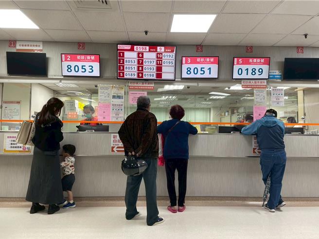 专家表示，健保总额新制上路一定要落实分级医疗，否则恐出现医疗人球。（郑郁蓁摄）