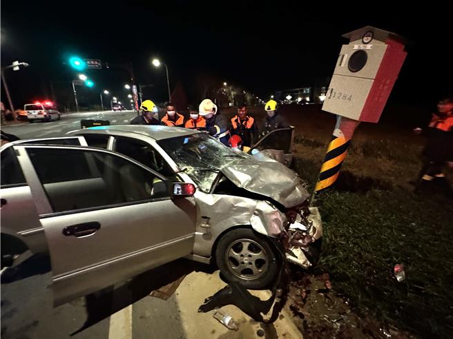 為強化金門地區公有設施維護與損壞後的賠償責任機制，對於車禍造成的交通號誌等公共設施損壞，縣府將依《民法》第184條或各單位營業章程等相關法規，向肇事者求償。（資料照／于家麒攝）