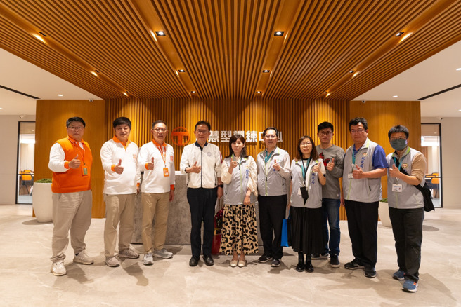 为防范各类不动产诈骗手法，台湾房屋集团特邀请桃园市地政局长蔡金钟(左四),对同仁教育宣导，落实房产交易安全(图-台湾房屋)