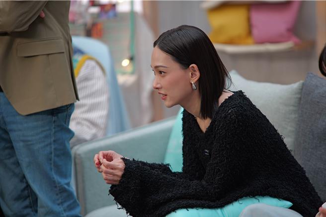 林映唯十分投入恋爱重修生们的走向。（三立提供）