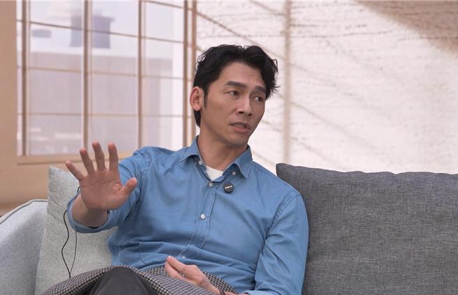 温升豪看到某位女重修生的眼泪，忍不住评论：太假了。（三立提供）