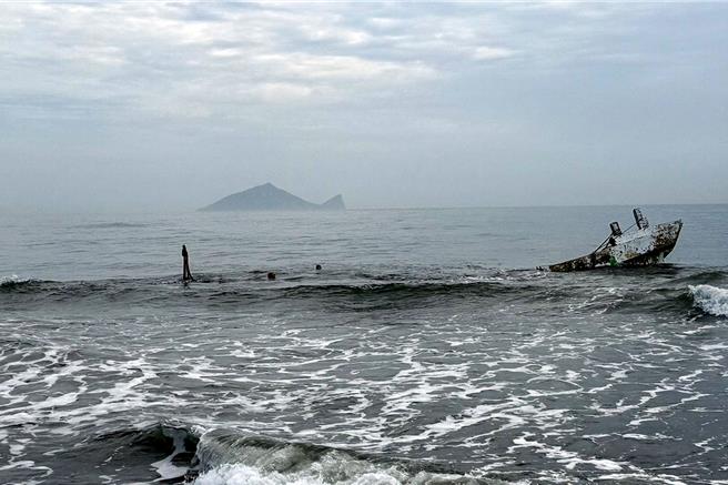 宜兰县头城籍渔船「宏承旺」号搁浅至今3个月，宜兰县政府持续与船主讨论处理方式，盼能尽早恢復海岸景观。（李忠一摄）