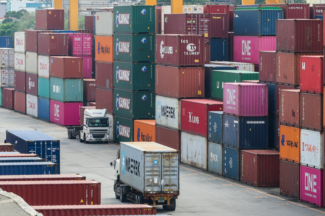 美国总统川普对全球实施对等关税，原要对我货物课徵32％关税，4月10日宣布暂停实施90天，税率先维持在10％。交通部指出，因美国已暂缓实施课徵对等高关税，短期货运装载率已逐步恢復，后续变化仍需视美方关税政策持续观察。（陈麒全摄）