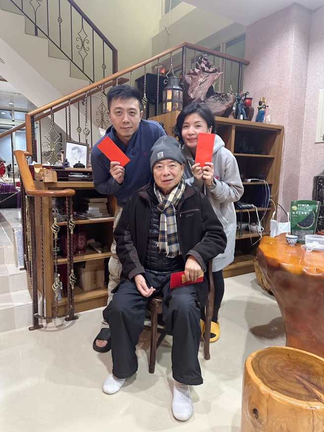 廖峻将转往加护病房，儿子廖锦德赶搭高铁前往医院。（图／廖锦德脸书）