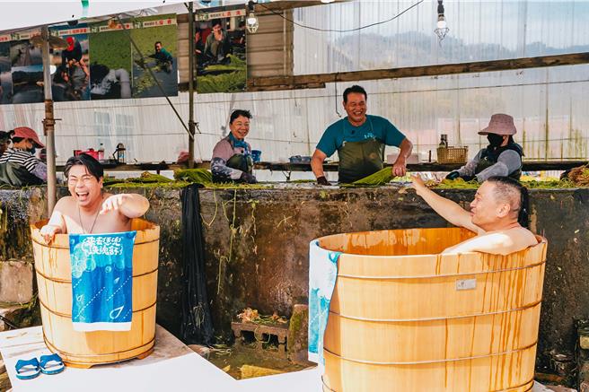 邰智源（前右）与邵大伦（前左）在农家主人面前泡澡。（公视台语台提供）