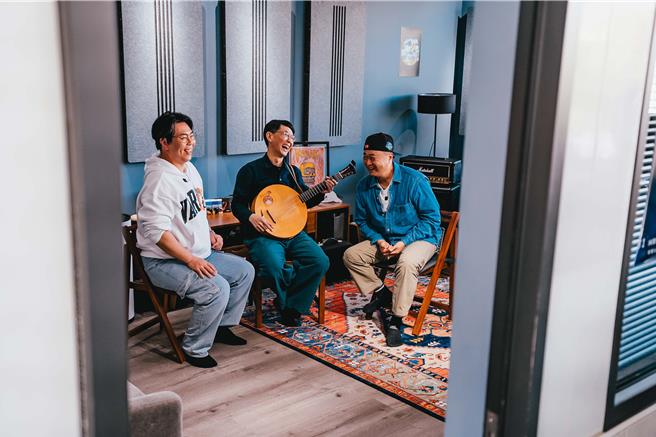 林生祥老师（中）的现场演唱让邵大伦、邰智源感动不已。（图：公视台语台提供）.