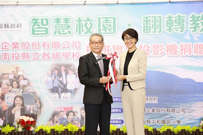 南投縣長許淑華感謝秀育企業董事長梁徽彬的善舉，實物投影機讓教學更生動直觀。（楊靜茹攝）