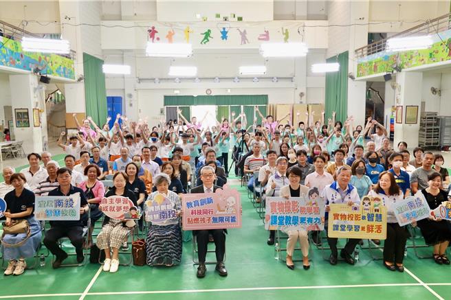 秀育企業捐贈南投縣1744台實物投影機，17日在平和國小舉行捐贈儀式。（楊靜茹攝）