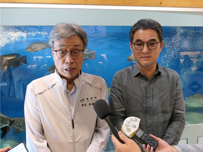 美国关税衝击台湾各行业，云林县高经济鱼类受衝击较严重，17日农业部长陈骏季（左）南下云林县与渔民座谈，提出产业支持等3方案。（张朝欣摄）