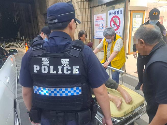 桃园市龙潭警分局员警见9旬翁昏迷，即状迅速鸣笛开道，将原先需30分钟的路程缩短至8分钟内将老翁送至医院急救，成功挽回宝贵的生命。（警方提供）