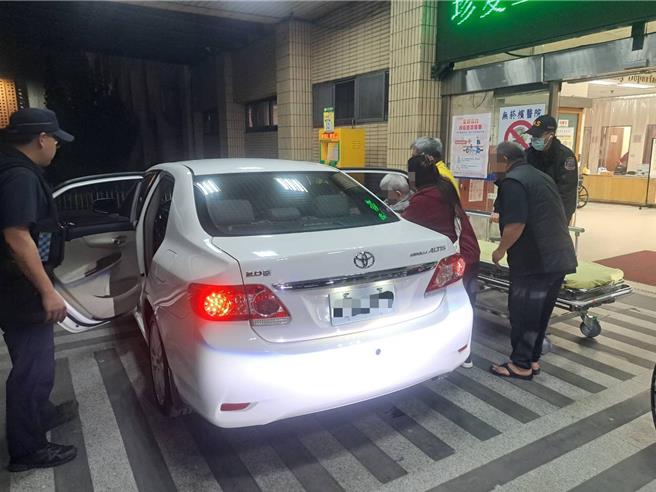 桃园市龙潭警分局员警见9旬翁昏迷，即状迅速鸣笛开道，将原先需30分钟的路程缩短至8分钟内将老翁送至医院急救，成功挽回宝贵的生命。（警方提供）