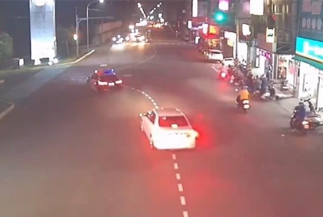 桃园市龙潭警分局员警见9旬翁昏迷，即状迅速鸣笛开道，将原先需30分钟的路程缩短至8分钟内将老翁送至医院急救，成功挽回宝贵的生命。（警方提供）