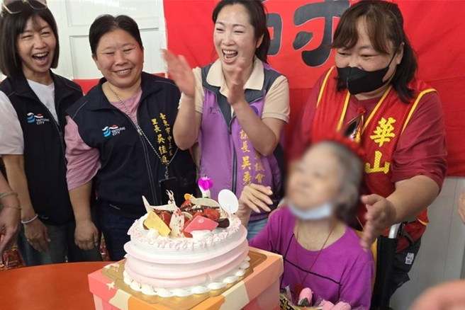 华山基金会17日携手台东天后宫举办「台东妈祖关怀孤老活动」。（蔡旻妤摄）