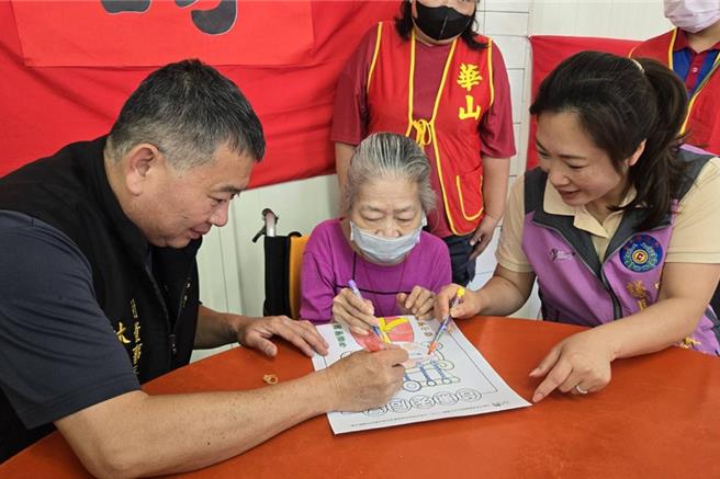 华山基金会17日携手台东天后宫举办「台东妈祖关怀孤老活动」。（蔡旻妤摄）