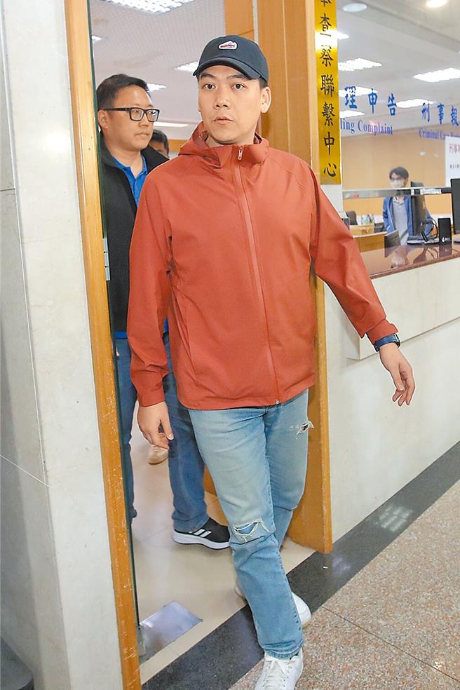 罢绿委吴思瑶召集人赖苡任表示，对于这波搜索并不意外，但内心还是很愤怒。（黄世麒摄）