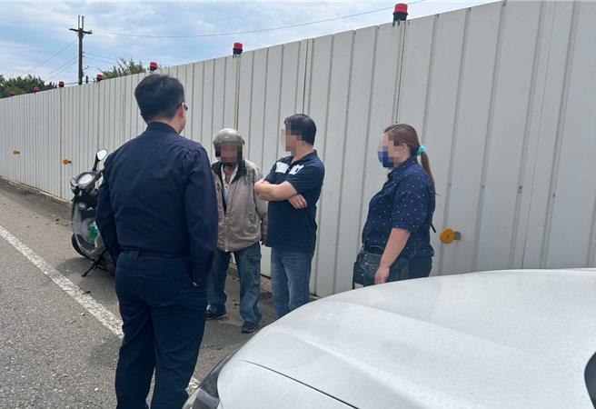 桃园市桃园区75岁的游姓老翁，17日上午骑车外出买早餐却不小心迷失方向，一路骑了15公里到大园区后机车抛锚，大园警分局员警协助联繫上老翁的家人，将他平安带回家休息。（警方提供）