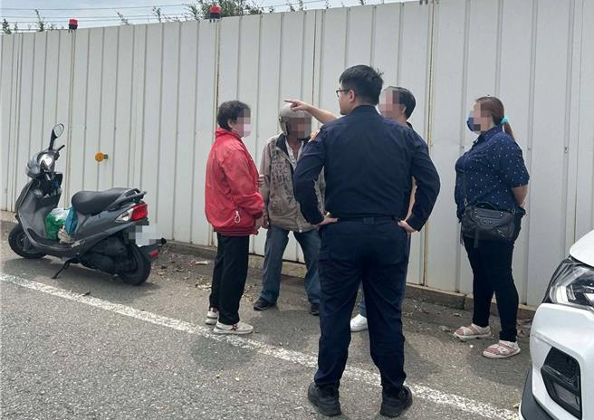 桃园市桃园区75岁的游姓老翁，17日上午骑车外出买早餐却不小心迷失方向，一路骑了15公里到大园区后机车抛锚，大园警分局员警协助联繫上老翁的家人，将他平安带回家休息。（警方提供）